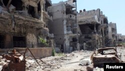 28일 시리아 정부군에 의해 포위당해 파괴당한 시리아 중부 홈스 시의 거리.