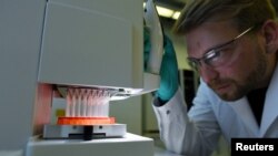 Працівник німецької біофармацевтичної компанії CureVac в лабораторії в Тюбінґені