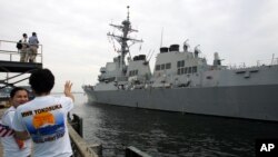 Ракетный эсминец ВМС США McCampbell на военно-морской базе в Йокосука (Япония)
