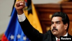 ဗင္နီဇြဲလား ဒုသမၼတ Nicolas Maduro သမၼတအျဖစ္ က်မ္းသစၥာက်ိန္ဆိုေနစဥ္။ (မတ္လ ၈ ရက္၊ ၂၀၁၃)။