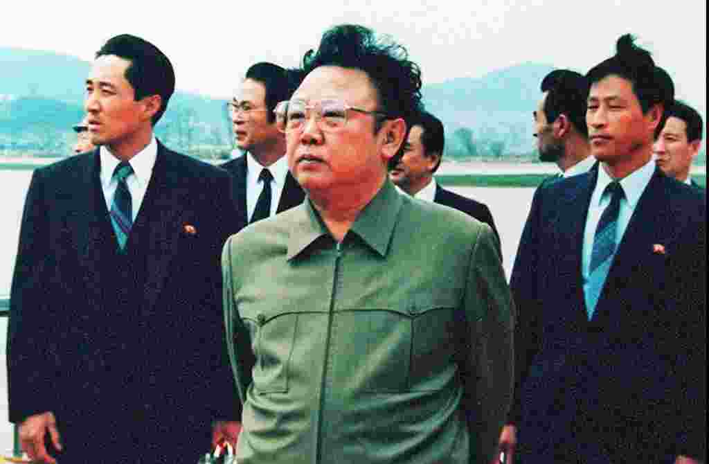 Kim Jong Il (tengah) di landasan pacu bandara Pyongyang, menanti kedatangan Presiden Tiongkok saat itu, Yang Shangkun, 17 April 1992 (foto: AFP).