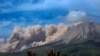 Erupsi Gunung Sinabung tampak dari Desa Kuta Rakyat di Sumatra Utara sebagai ilustrasi. Gunung berapi Ibu di Halmahera, Maluku Utara meletus pada Minggu (28/4) memuntahkan abu setinggi lebih dari 3,5 kilometer ke langit. (Foto: Sastrawan Ginting/Antara via Reuters)