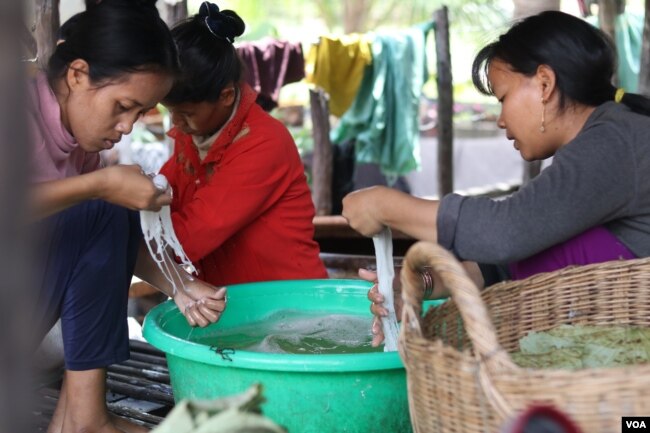ទិដ្ឋភាពខ្លះនៃការធ្វើនំបញ្ចុករបស់ប្រជាពលរដ្ឋមួយចំនួនក្នុងភូមិស្លាកែត សង្កាត់ព្រៃតាហ៊ូ ក្រុងស្ទឹងសែន ខេត្តកំពង់ធំ ដែលជាអ្នកប្រកបរបរធ្វើនំបញ្ចុកលក់។(ស៊ុន ណារិន /VOA)