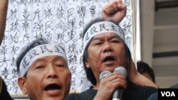 社民連主席梁國雄(右)認為，中共一黨專政、香港特區政府欠缺民主，令香港人不信任