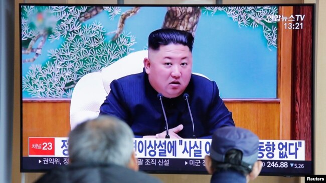 韩国民众观看电视新闻介绍朝鲜领导人金正恩的消息(2020年4月21日) 