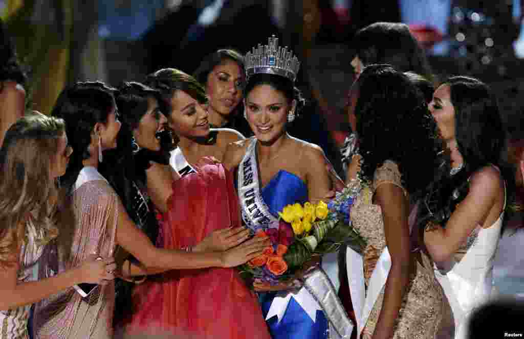 Miss Filipinas Pia Alonzo Wurtzbach no meio, rodeada pelas outras concorrentes depois de ser anunciada pela segunda vez quem era Miss Universo 2015. 