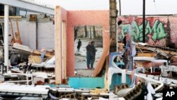 Destruição em Nashville depois de tornado ter atingido o estado de Tennessee. 