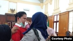 Meliana menangis sesaat sebelum dimulainya sidang vonis di Pengadilan Negeri Medan (21/8). (Foto courtesy: pengacara Meiliana/dok)