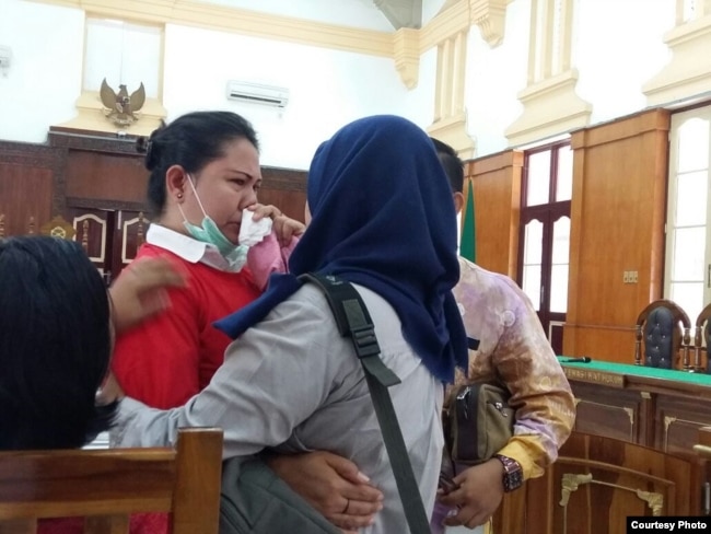 Meiliana menangis sesaat sebelum dimulainya sidang vonis di pengadilan negeri Medan (21/8). (Foto courtesy : pengacara Meiliana)