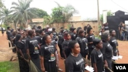 Para pengunjuk rasa wanita berbaris di Yaounde, Kamerun, 9 Maret 2018. (Foto: VOA / M. Kindzeka)