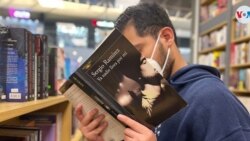 Un hombre hojea un libro del escritor Sergio Ramírez en una librería en Managua, Nicaragua. Foto Houston Castillo, VOA.