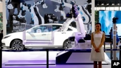 在北京举行的中国汽车2018展会上一个中国汽车品牌展台上展示的工业机器人。（2018年4月26日）