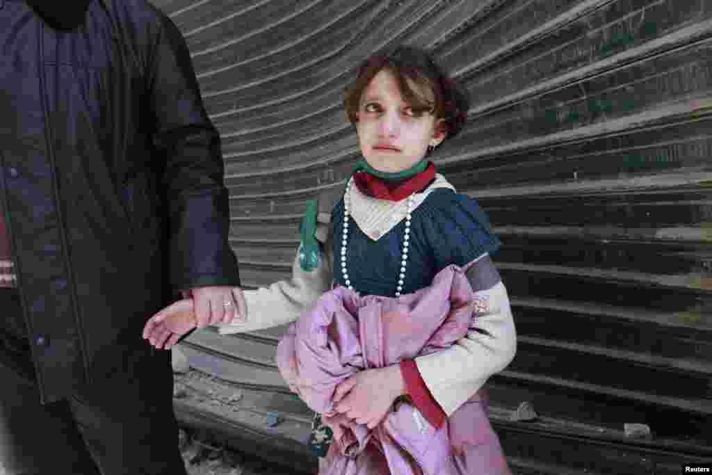 시리아 알레포에서 정부군의 폭격으로 집이 파괴된 학생이 학교로 대피하며 울고 있다.