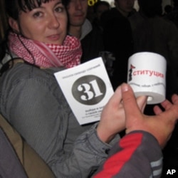 这名示威者说，印有宪法字样的卫生纸是送给示威现场警察的礼物