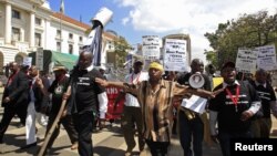 Anggota kelompok sipil Kenya meneriakkan slogan menentang rencana pemerintah untuk menaikkan bonus bagi anggota parlemen Kenya di ibukota Nairobi (Foto: dok). 