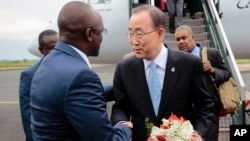 UN Secretary-General Ban Ki-moon (R) is welcomed by Burundian First Vice President, Gaston Sindimwso (L) as he arrives in Bujumbura, Burundi, Feb.22, 2016, in an effort to encourage political dialogue.