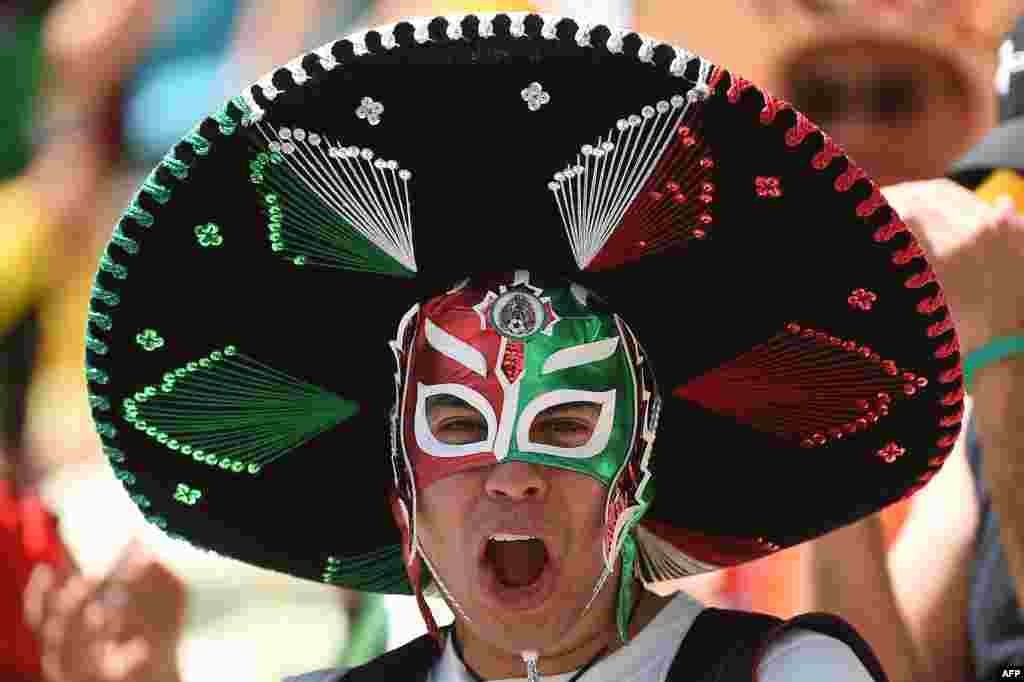 Salero e sombrero, os mexicanos vibraram com a sua selecção frente à Holanda, na Arena Castelão em Fortaleza, Junho 29, 2014. 