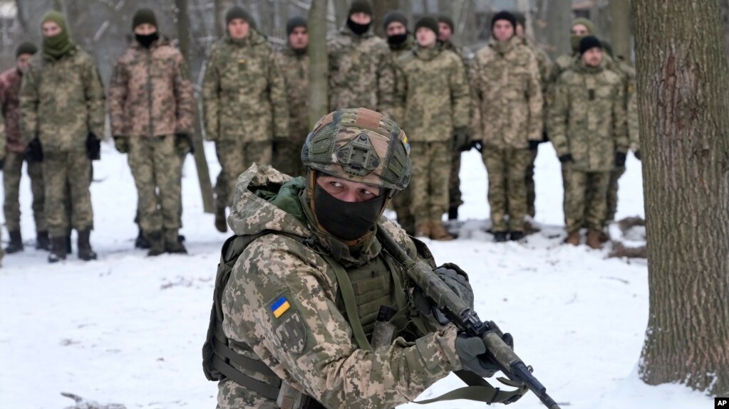 An instructor trains members of Ukraine's Territorial Defense Forces, volunteer military units of the Armed Forces, in a city park in Kyiv, Ukraine, Saturday, Jan. 22, 2022. (AP Photo/Efrem Lukatsky)