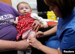 영국 남웨일스의 모리스톤 병원에서 10개월 된 아기가 홍역 예방주사를 맞고 있다.