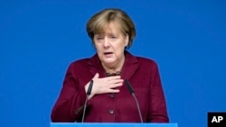 مرکل گفت آلمان مانند سایر کشور های اتحادیه اروپایی افغان های را به کشور شان بر می گرداند که پناهندگی شان رد شده است.