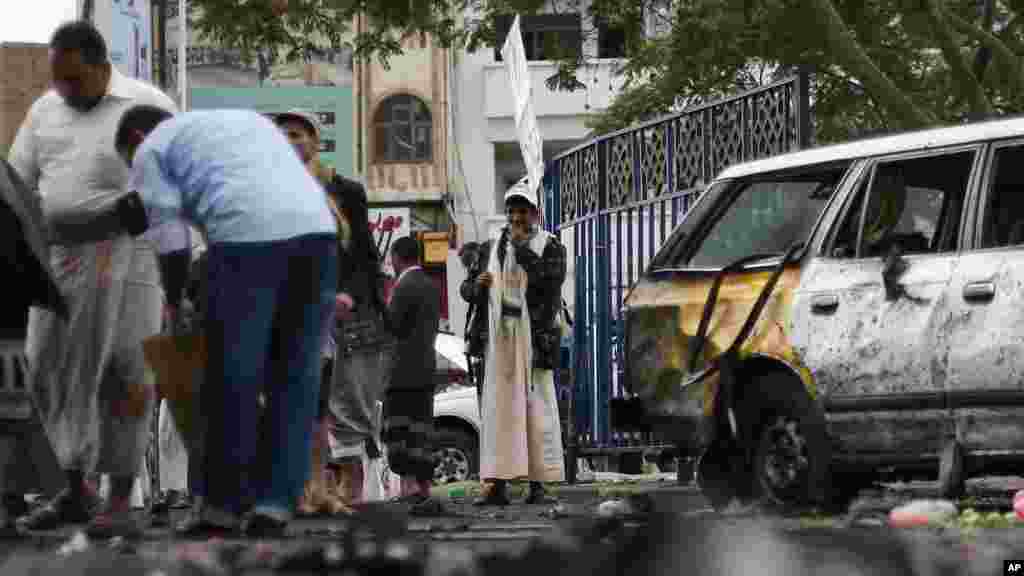 Les autorités de la sécurité collectent les débris d&rsquo;une explosion causée par un attentat suicide &nbsp;à Sanaa, Yémen, jeudi le 9 octobre 2014. &nbsp;AP Photo 