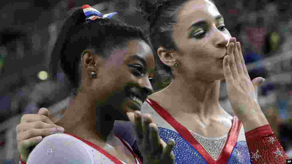 Simone Biles et Aly Raisman des États-Unis, saluent la foule lors des Jeux Olympiques d&#39;été de 2016 à Rio de Janeiro, le 16 août 2016.