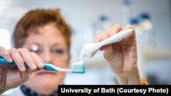 Ảnh tư liệu - Các nhà khoa học tại Đại học Cambridge của Anh  phát hiện rằng một thành phần phổ biến của kem đánh răng có thể được phát triển để chống lại những chủng kháng thuốc.