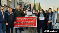 اعتراض معیشتی کارگران ساختمانی در مقابل مجلس در تهران