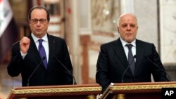 Le président français François Hollande, à gauche, anime une conférence de presse avec le Premier ministre irakien Haider al-Abadi à Bagdad, Irak, 2 janvier 2017