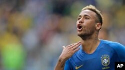 Le Brésilien Neymar jubile après avoir marqué le 2e but lors du match contre le Costa Rica lors de la Coupe du monde 2018 au stade de Saint-Pétersbourg, 22 juin 2018.