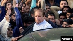 L'ancien Premier ministre Nawaz Sharif, temporairement libéré de prison, arrive aux funérailles de sa femme, Kulsoom, à Lahore, au Pakistan, le 14 septembre 2018. 
