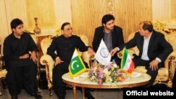 ایرانی وزیرداخلہ مصطفیٰ نجار نے تہران پہنچنے پر پاکستانی صدر کا استقبال کیا