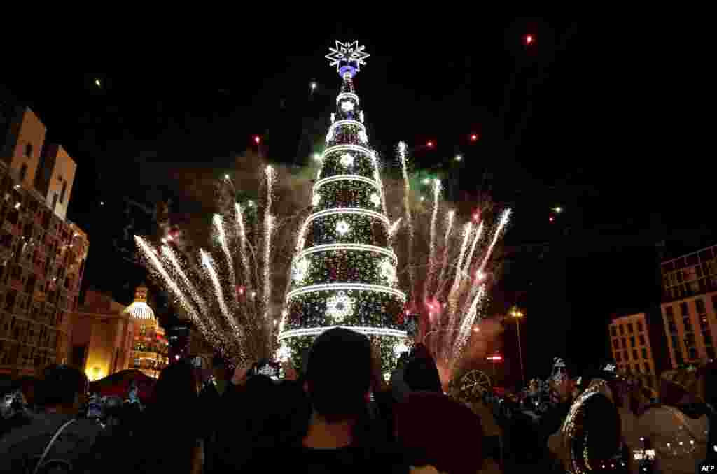 نور چراغ&zwnj;های درخت کریسمس و روشن شدن هوا از آتش&zwnj;بازی در بیروت، لبنان