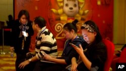 在中国，智能手机与互联网关联日益密切。
