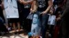 Mahasiswa pro-demokrasi membakar potret Perdana Menteri Thailand Prayuth Chan-o-cha di depan Gedung Pemerintah di Bangkok, Thailand, 24 Juli 2020. (Foto: REUTERS/Jorge Silva)