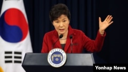 박근혜 한국 대통령이 12일 청와대 춘추관에서 신년 내외신 기자회견을 열고 집권 3년차 국정운영 구상을 밝히고 있다. 