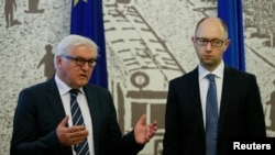 Menlu Jerman Frank-Walter Steinmeier (kiri) dan PM Ukraina Arseny Yatseniuk ambil bagian dalam konferensi pers di bandara Borispol, Kyiv (13/5). 