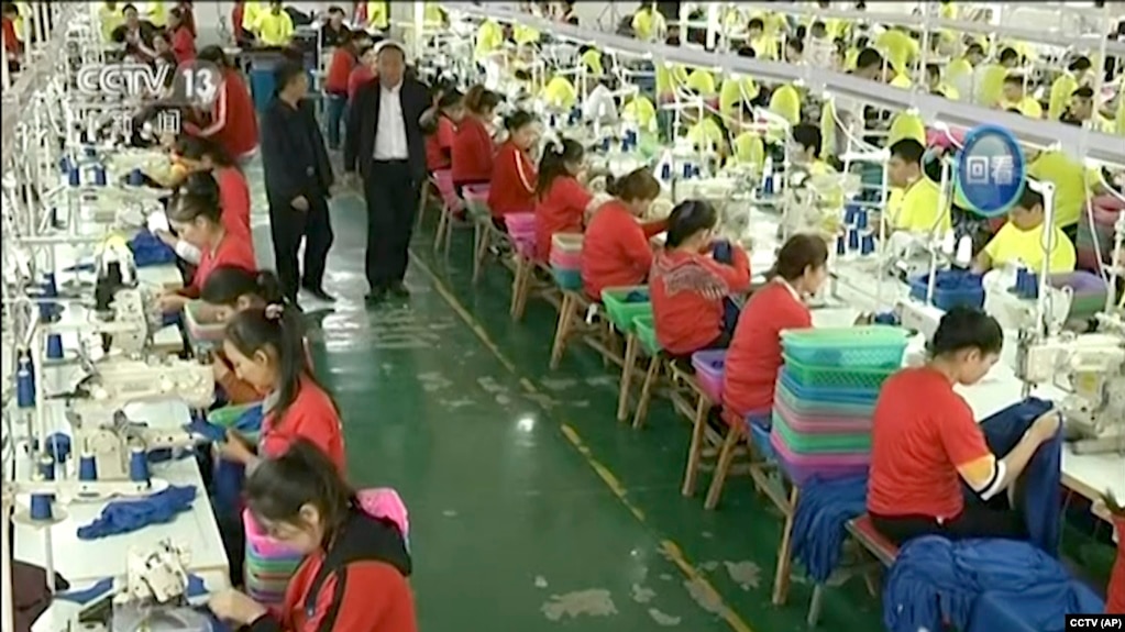 资料图：中国央视播放的这个没有标注日期的视频新闻显示，维吾尔学员在和田职业教育培训中心的一间制衣厂工作。 (photo:VOA)