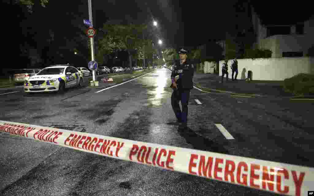 A police officer patrols at a cordon near a mosque in central Christchurch, New Zealand, March 15, 2019. Multiple people were killed in mass shootings at two mosques full of worshipers attending Friday prayers.