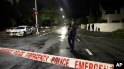 2019年3月15日，一名警察在新西兰克赖斯特彻奇市中心一座清真寺附近的一条警戒线上巡逻。