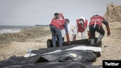El movimiento de la Media Luna Roja informó sobre el hallazgo en las cercanías de Trípoli, en Libia, desde donde miles de personas intentan todos los días cruzar el mar y llegar a Europa. Sólo en 2016 unas 7.200 personas murieron intentándolo.