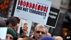 Những nhà báo Thổ Nhĩ Kỳ tập trung biểu tình chống lại việc bắt giữ tổng biên tập của tờ báo đối lập Cumhuriyet Can Dundar và trưởng văn phòng Ankara Erdem Gul, ở Istanbul, ngày 26 tháng 12 năm 2015.