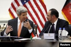 U.S. Secretary of State John Kerry (L) and Afghanistan's Foreign Minister Salahuddin Rabbani (R) talk at the start of their bilateral commission talks at Char Chinar Palace in Kabul, April 9, 2016.