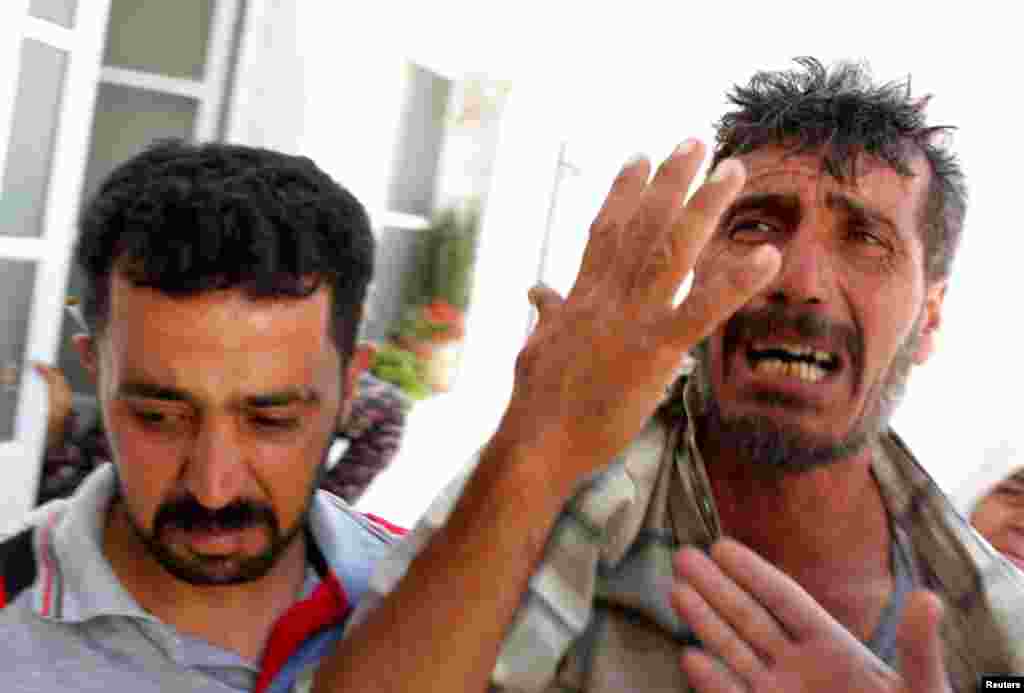 21일 정부군의 폭격에 사망한 아들의 죽음에 오열하는 남성.