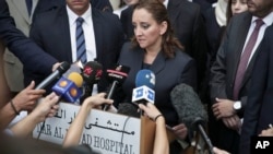 Menteri Luar Negeri Meksiko Claudia Ruiz Massieu berbicara kepada media usai menengok para turis Meksiko yang terluka di Rumah Skait Dar Al Fouad di Kairo, Mesir (16/9). (AP/Nariman El-Mofty)