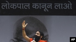 India's popular yoga teacher Swami Ramdev speaks at Ramlila grounds where veteran Indian social activist Anna Hazare was fasting, in New Delhi August 24, 2011.