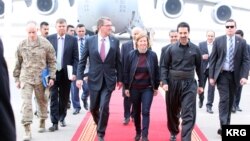 Ashton Carter Wezîrê Bervaniya Amerîka li gel Qubad Talebanî li Firokxana Hewlêr