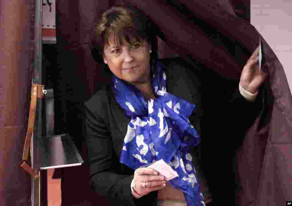 French Socialist Secretary General Martine Aubry leaves the voting booth before voting in the second round of the French presidential election in Lille, northern France, May 6, 2012. (AP)