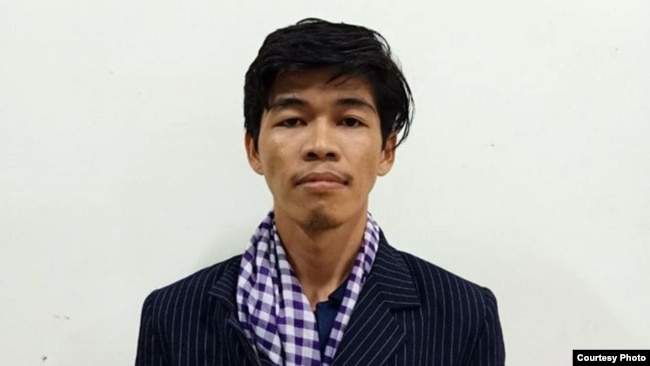 លោក សុវណ្ណ រិទ្ធី ចាងហ្វាងសារព័ត៌មាន TVFB បង់កក្រមា ត្រូវបានសួរចម្លើយនៅស្នងការដ្ឋាននគរបាលរាជធានីភ្នំពេញ កាលពីថ្ងៃពុធ និងត្រូវបានចោទប្រកាន់កាលពីថ្ងៃព្រហស្បតិ៍ (រូបថតពីហ្វេសប៊ុករបស់ស្នងការដ្ឋាននគរបាលរាជធានីភ្នំពេញ)
