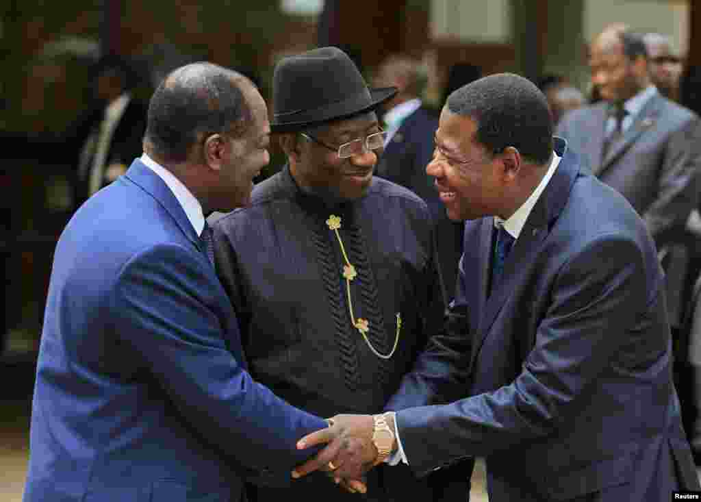 Ivory Coast's President Alassane Ouattara (L), Nigeria's President Goodluck Jonathan (C) and Benin's President Thomas Yayi Boni greet each other at the 43rd ECOWAS meeting in Abuja.